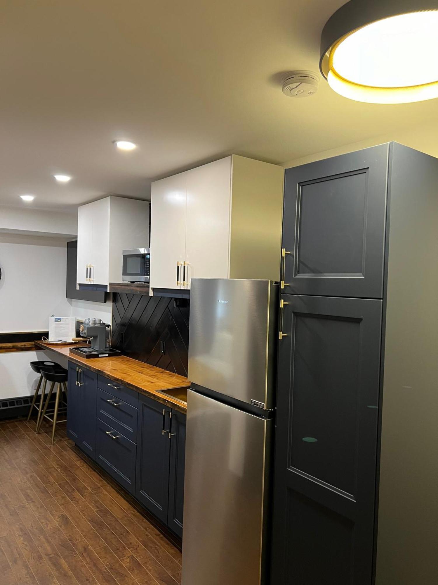 Griz Inn By Stayin Fernie Room photo