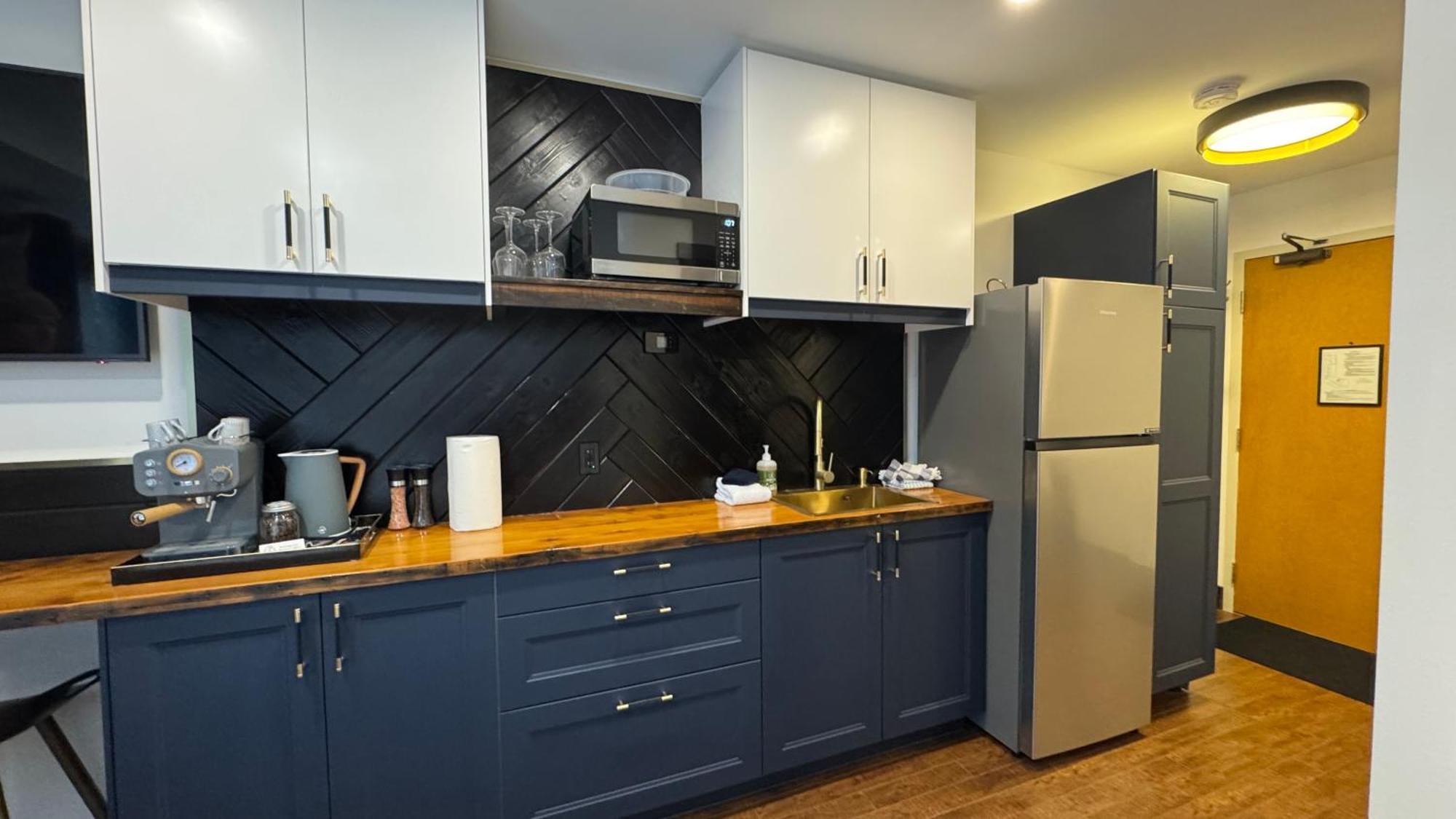 Griz Inn By Stayin Fernie Room photo